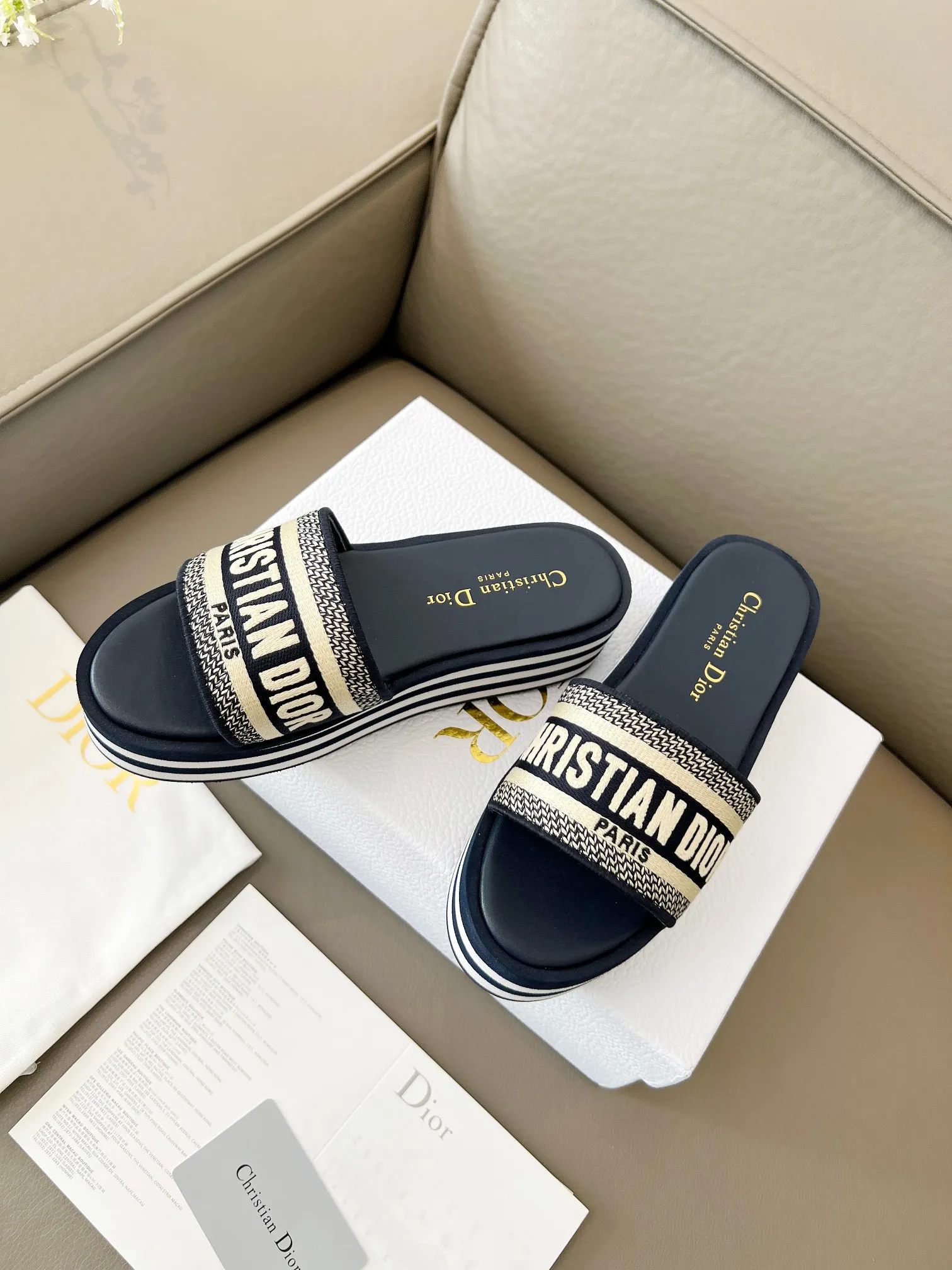 👟👟Ex-factory price 480👟👟 Dior's new spring and summer IVIETA DWAY jelly-colored flat-soled one-slip women's shoes with CD letter logo three-dimensional embroidery thick-soled round toe open-toe slippers. The original version is developed to be the top version on the market. It feels soft and delicate on the feet and is extremely comfortable. Material: Upper imported raffia electric embroidery high-temperature water-soluble cotton technical fabric + water-dyed cowhide foot pad lining + original consistent combination outsole Outsole: original outsole Size: 35-42 (40.41.42 custom-made, non-refundable and non-exchangeable)